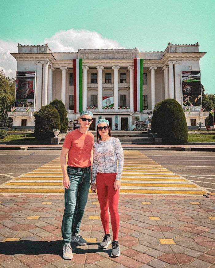 Kaksi turistia Dušanben oopperatalon edustalla