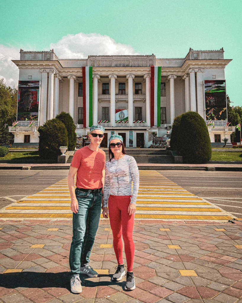 Turistipariskunta oopperatalon edustalla Dušanbessa.