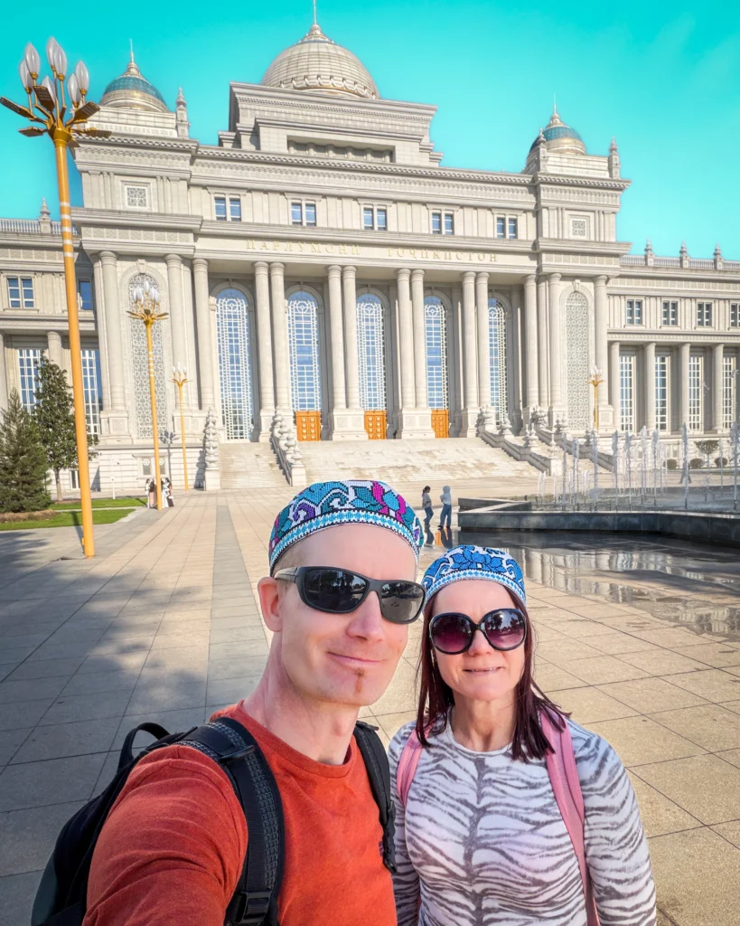 Turistipariskunta Dušanben parlamenttitalon edustalla.