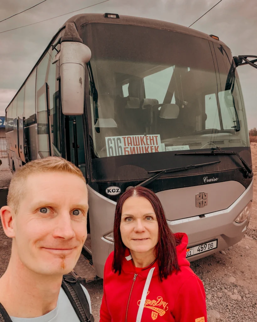 Kaksi turistia bussin edessä Biškekissä, Kirgisiassa.