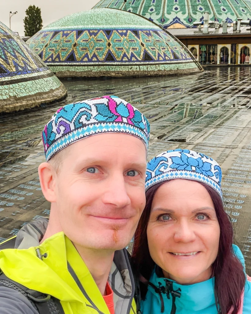 Kaksi turistia Chorsu-kauppahallin kupolien edessä Taškentissa, Uzbekistanissa.
