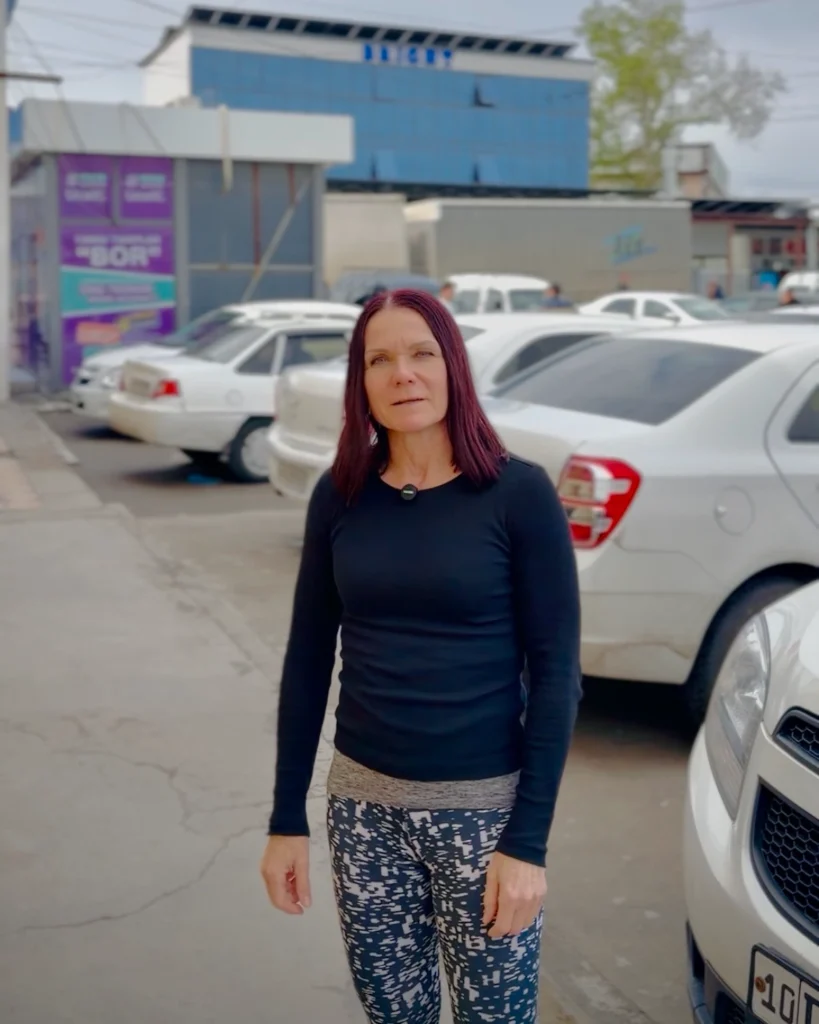 Turisti autojen edessä rajanylityspaikassa Uzbekistanissa, menossa kohti Tadžikistania.