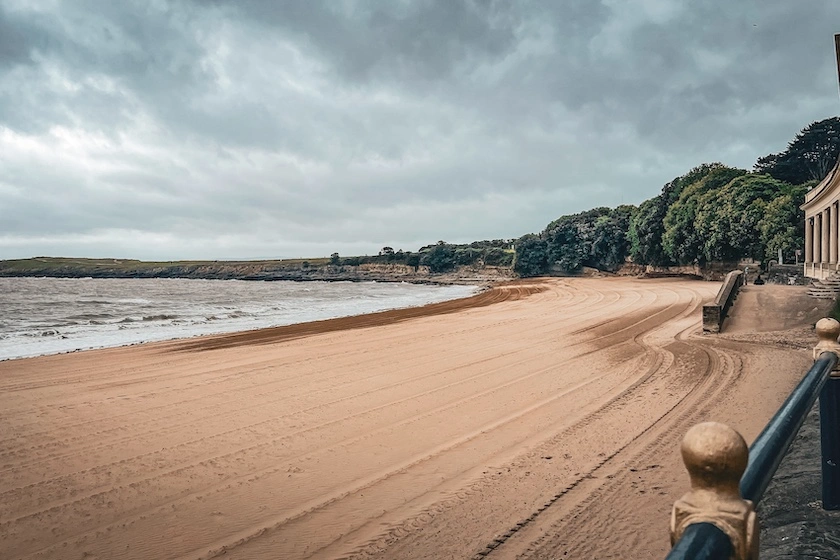Vaalea hiekkaranta Barry Island Walesissä