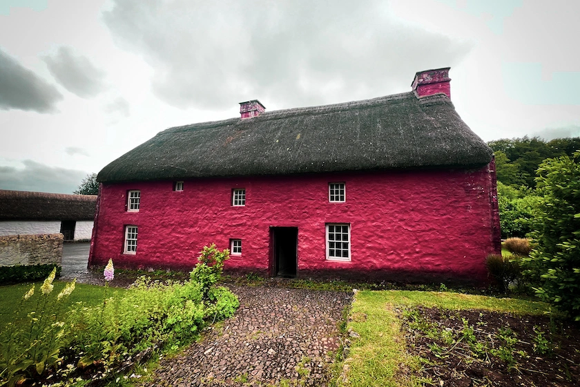 Vanha punainen talo St Fagans -ulkoilmamuseossa Walesissä